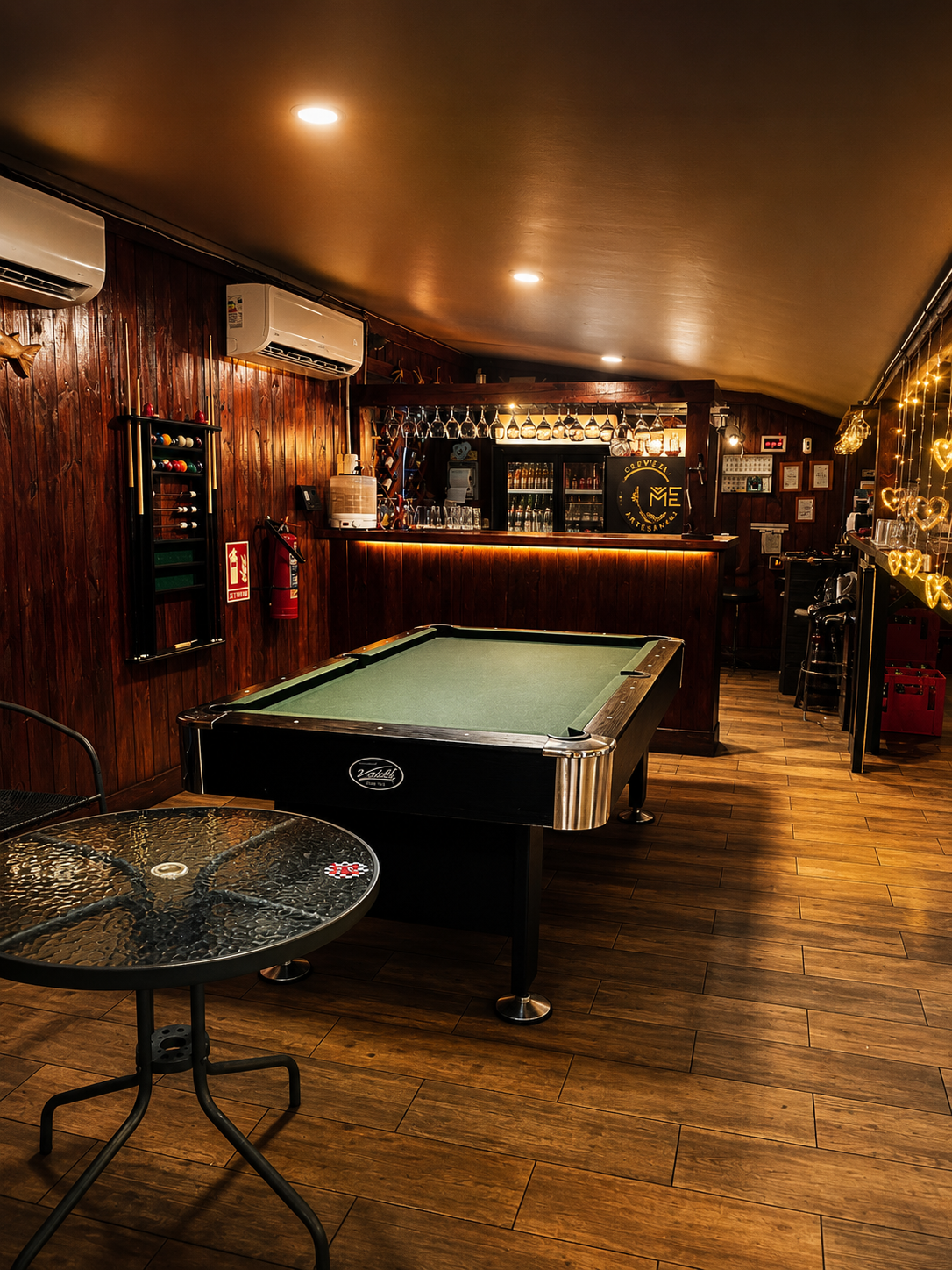 Interior de Sabor Caribeño con mesa de pool